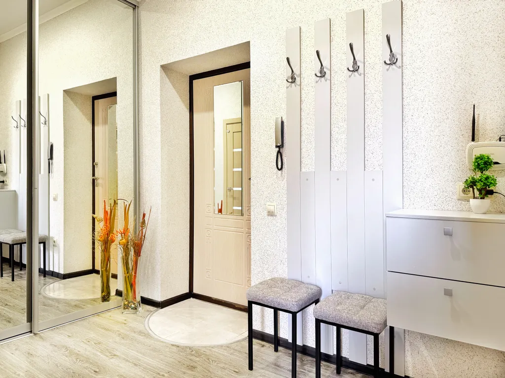 Закрытая территория парковка возле театральной площади и входа в парк