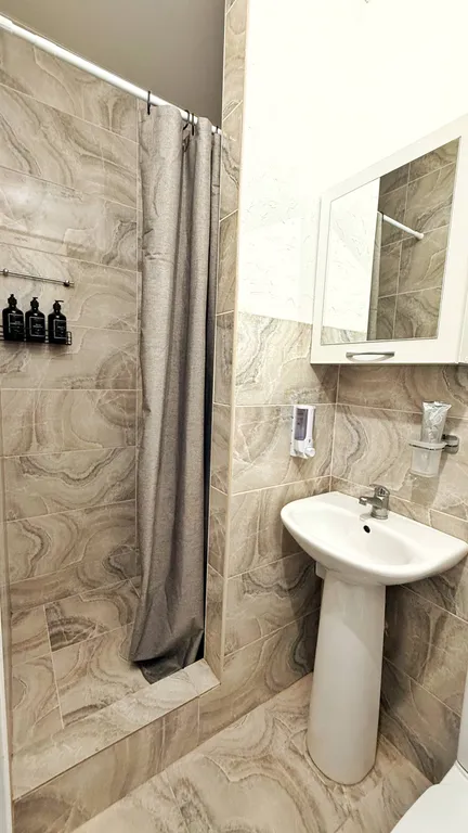 Не студия, отдельная спальня + видно море из окна