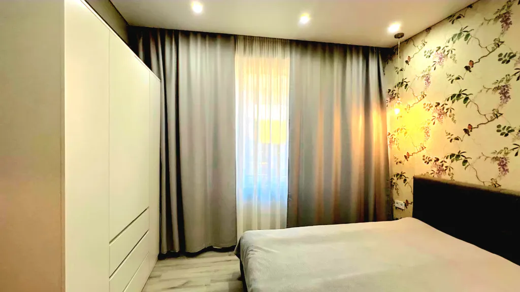 Новая 2-комнатная в центре с отдельной спальней и входом