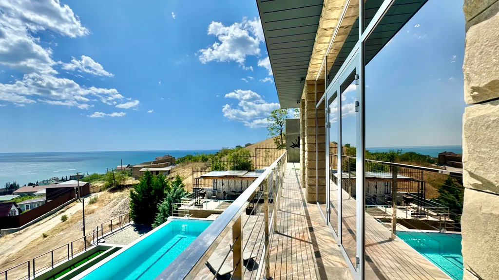 Дом с видом на горы и море