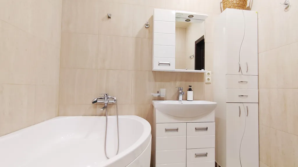 Просторный апартамент с панорамным видом на горы в центре. Спальня