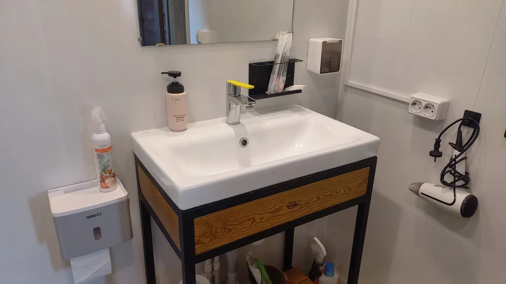 Домик у реки с отличным видом на 2 шлюз Волго Балтийского канала и лес