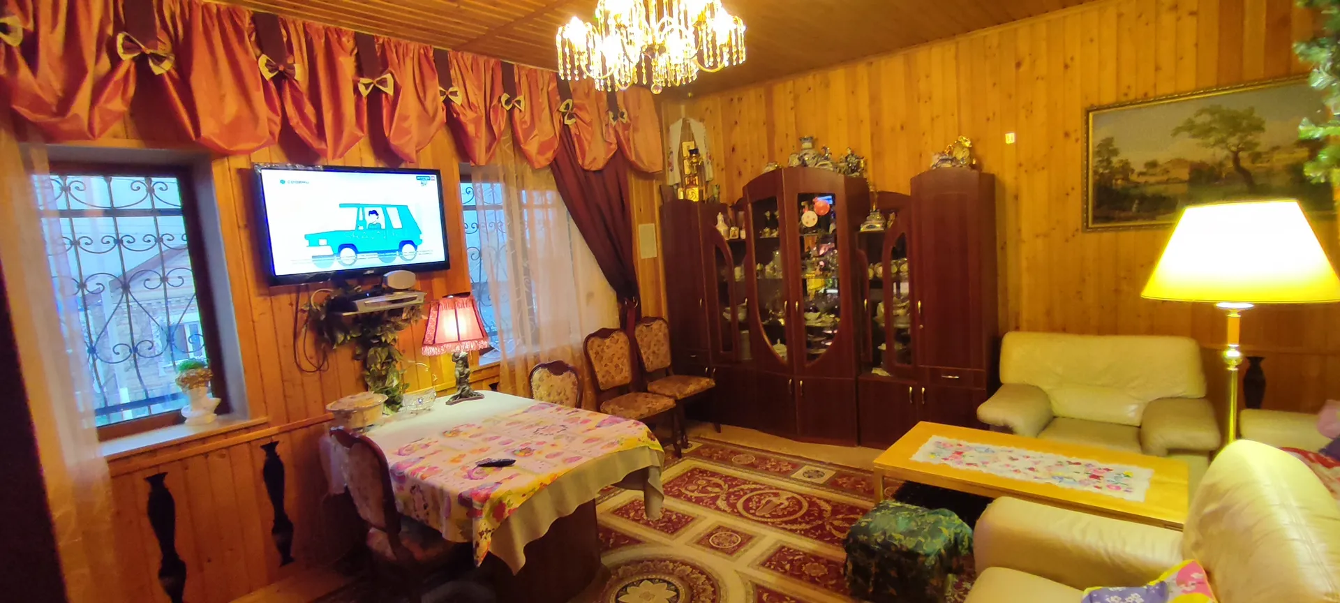 Спальня на первом этаже, односпальная кровать.