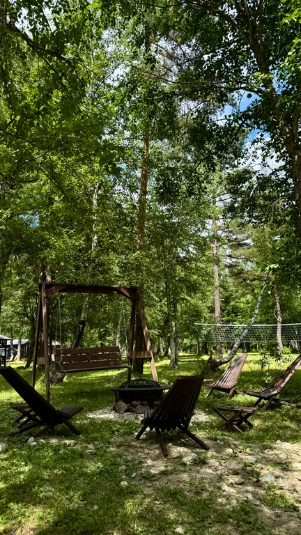 Шале на берегу реки, с беседкой