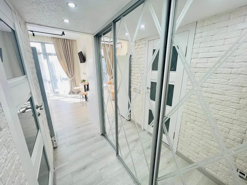 Двухуровневая студия с балконом и видом на бассейн