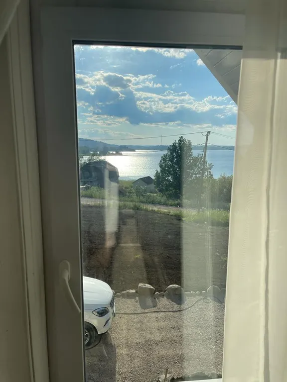 Уютный дом в лесу с видом на залив