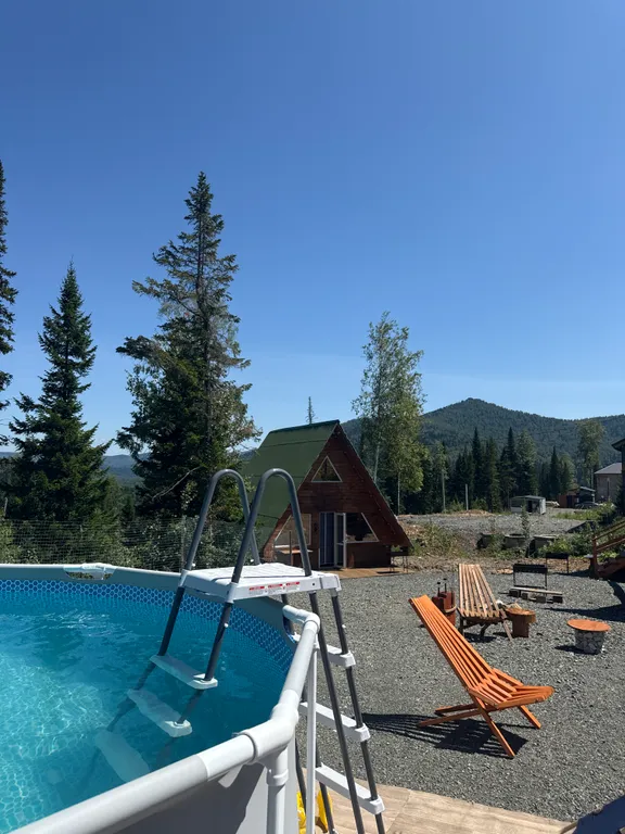 А-frame в окружении леса и гор