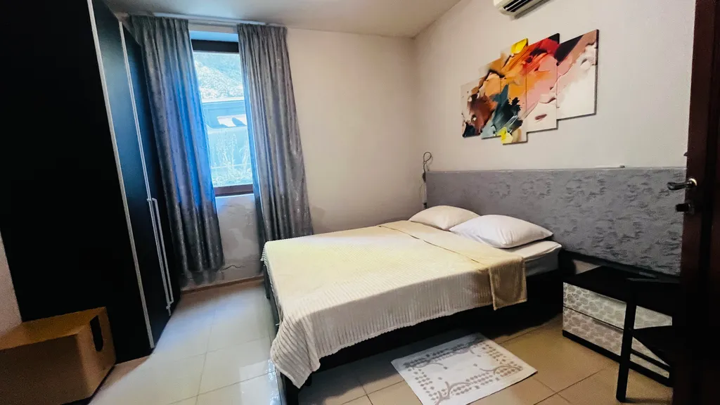 Вилла с бассейном на холме