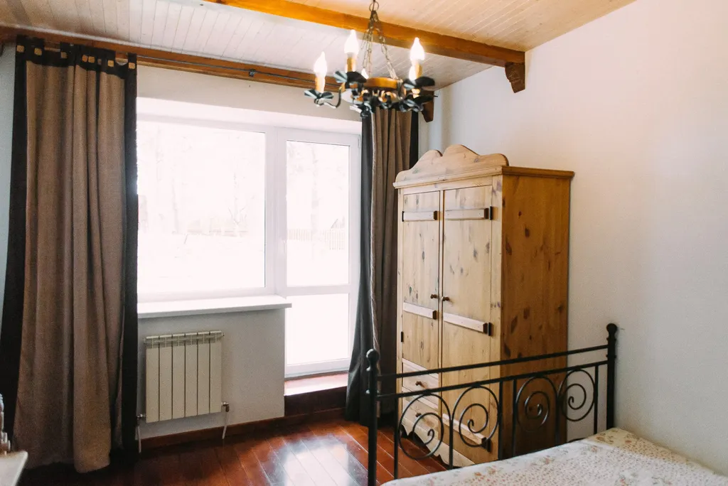 Уютный просторный номер в гостинице в сосновом лесу и на берегу озера