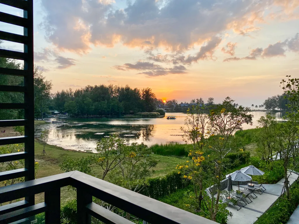 Две спальни с видом на озеро и море