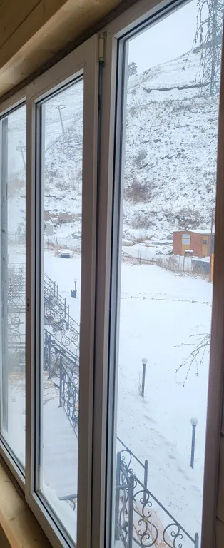 Двух этажный дом с видом на горы и реку