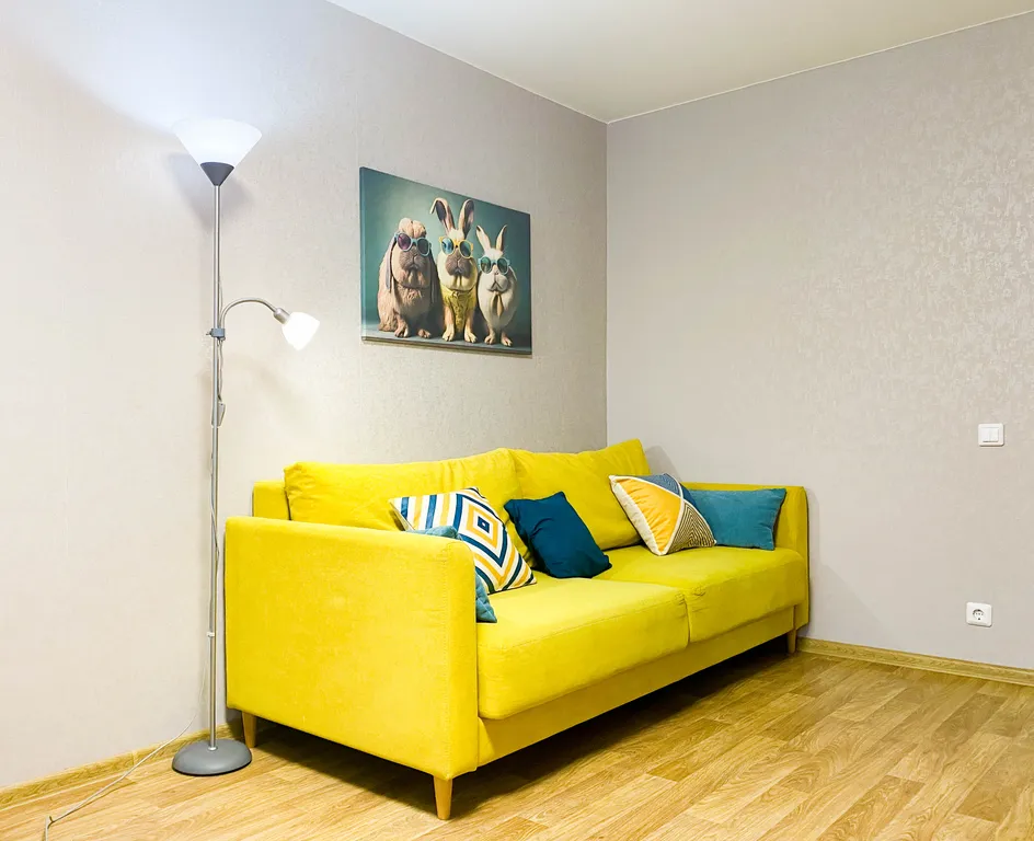 Стильная просторная квартира с модными кроликами в Орбите