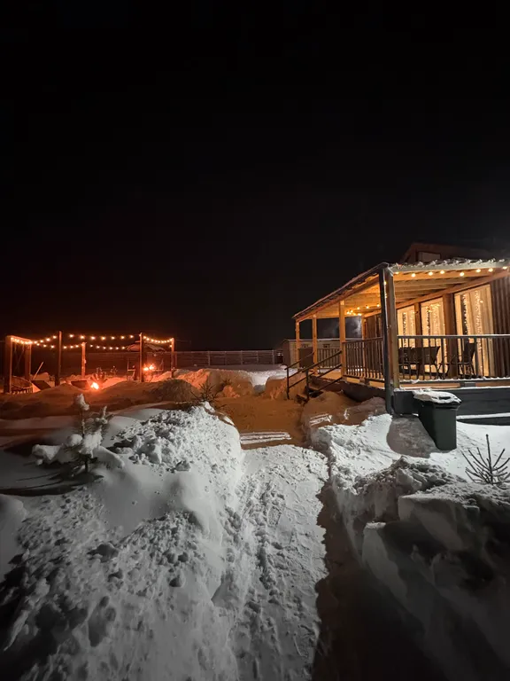 Уютный домик у лесного озера