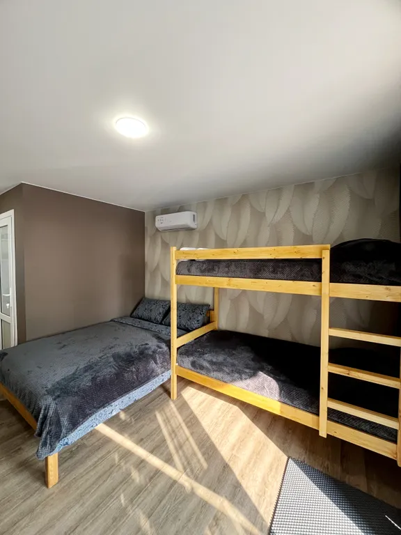 Четырёхместный номер с террасой, первая линия от моря, номер семейный