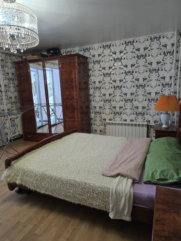 В самом центре города около рынка