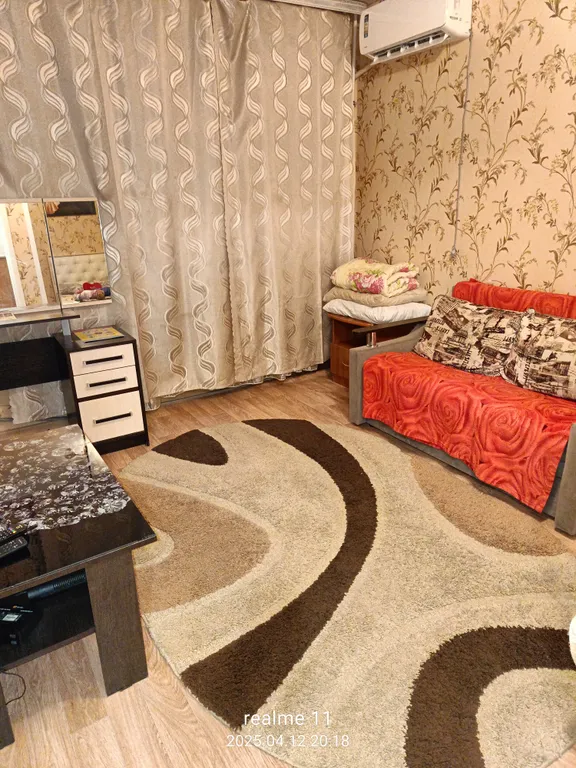 Сдаю однушку в новостройке - диван и кровать. Ждем вас.