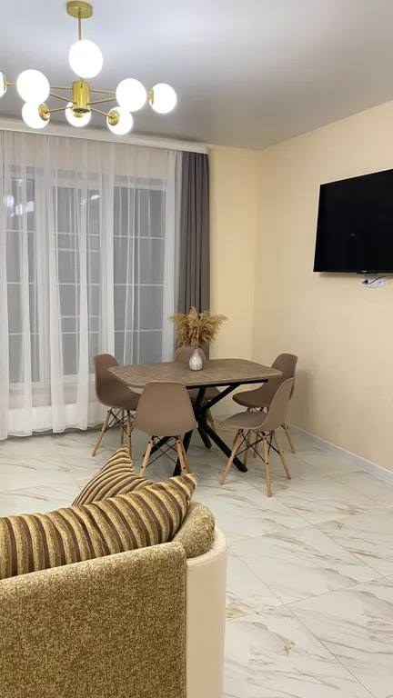 Большой новый дом в черте города