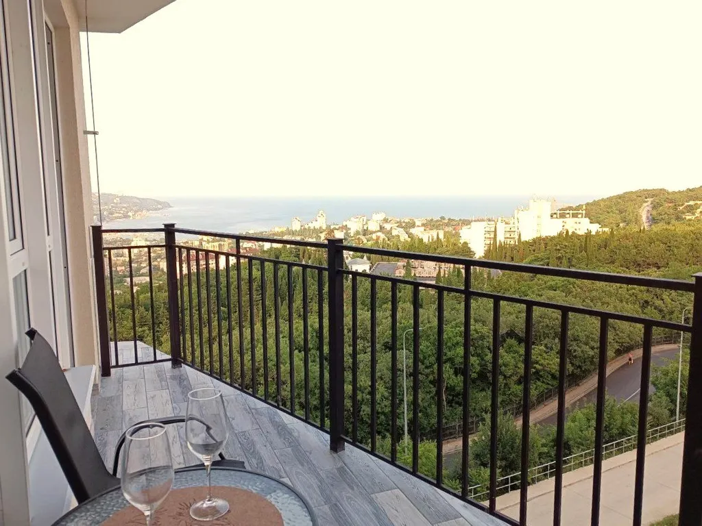 Двухкомнатная квартира с панорамным видом "Очарование Ялты"