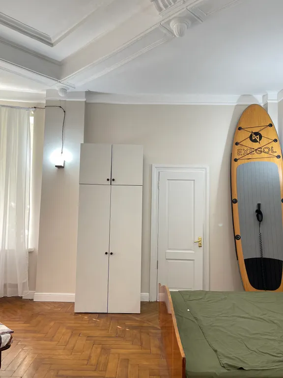 Апартаменты в сталинском доме с панорамным балконом у берега моря