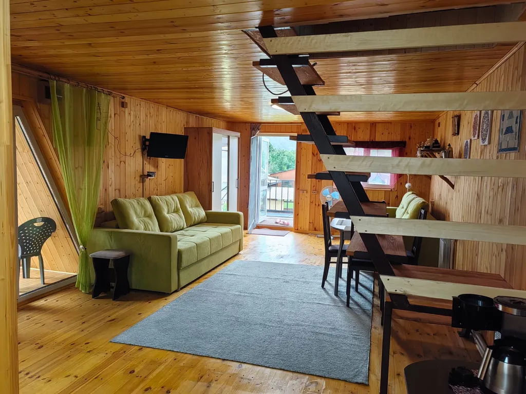 Уютная студия с видом на Катунь и Гору