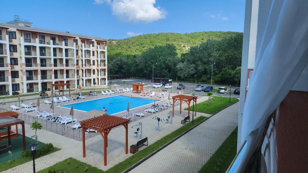 Уютная студия с видом на бассеин