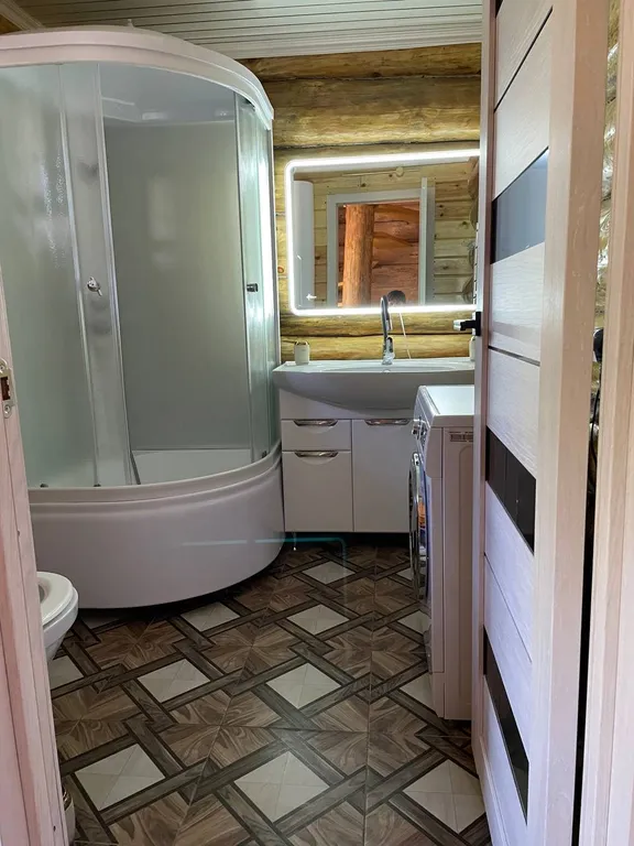 Дом в лесу среди сосен