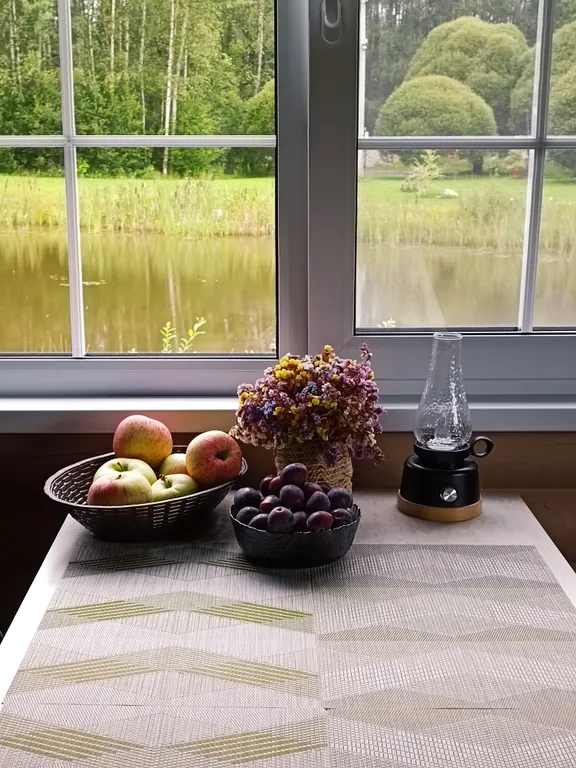 Дом у пруда