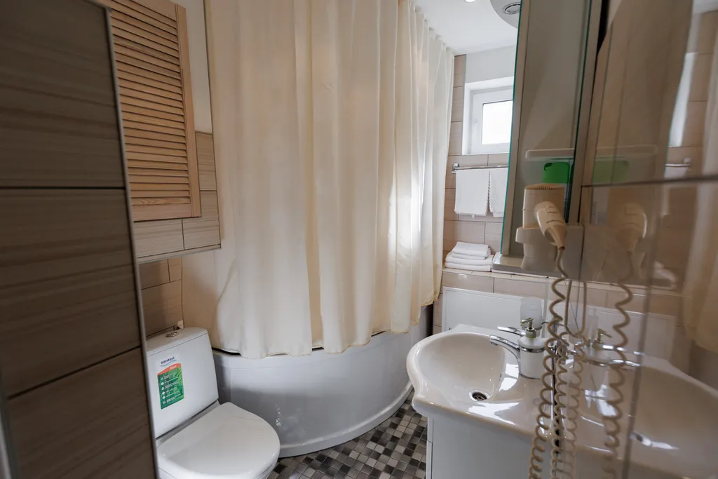 Коттедж в окружении лесных деревьев