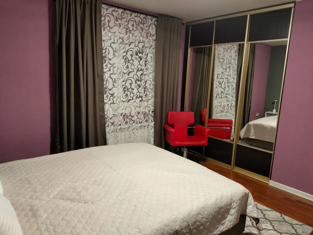 Уютный коттедж с дровяным камином, в окружении лесного массива