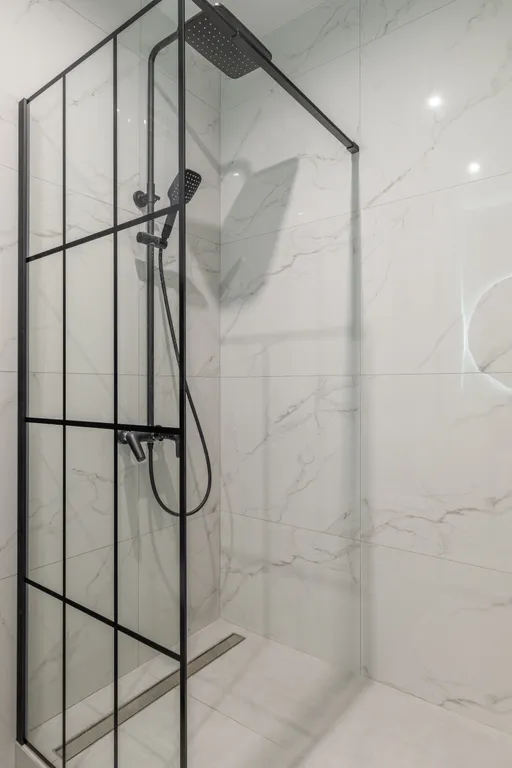 Светлая квартира с креслом на балконе