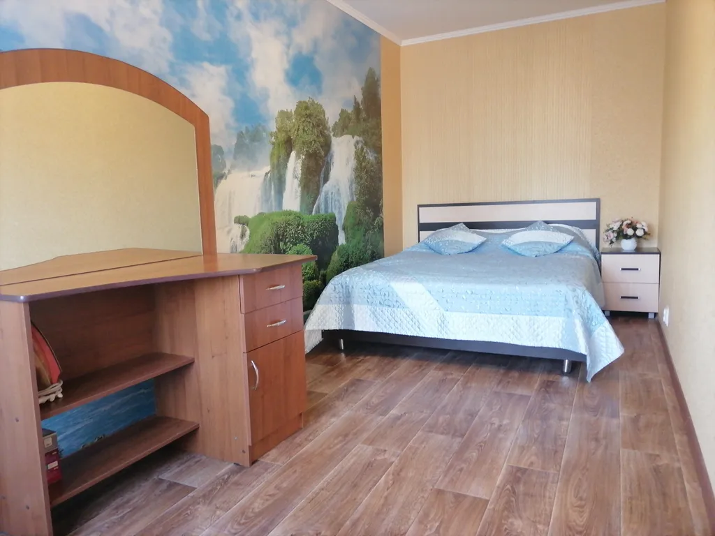 В самом центре города уютная двух комнатная квартира.