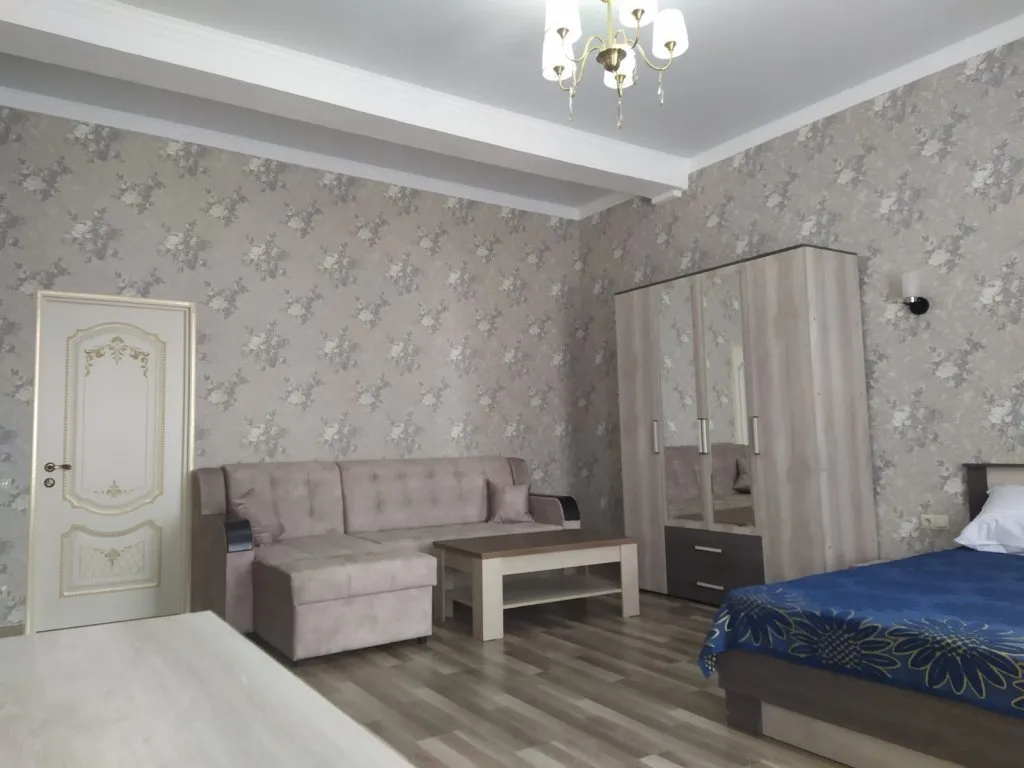 Квартира Квартира Делюкс с одной двуспальной кроватью и широким раскладным диваном — Дербент