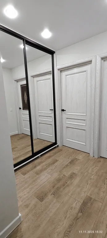 Уютная теплая современная квартира