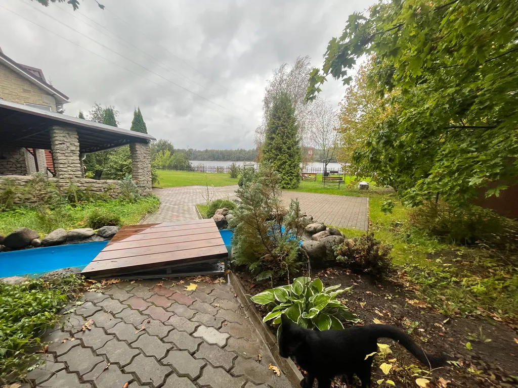 Коттедж на берегу Невы с lounge в гараже