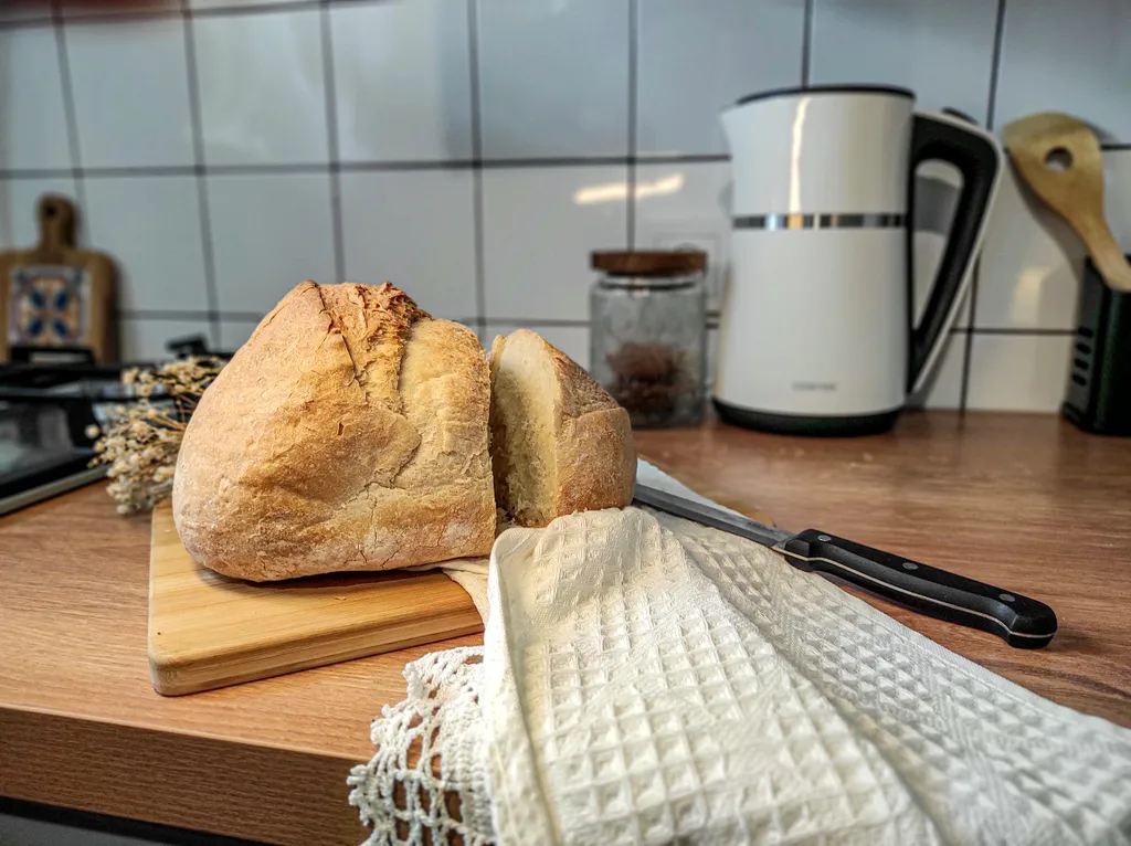 Уютный дом с беседкой у реки в тихом месте