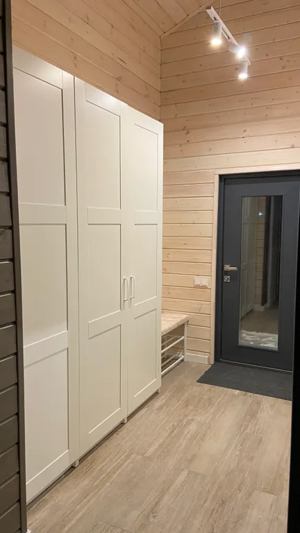 Gray дом в стиле барнхаус с видом на лес