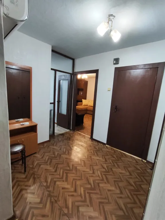 Чистая, скромная трёшка. С винтажной мебелью