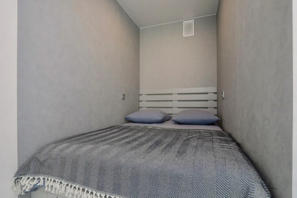 Очaровaтельнaя cтудия с уютными качелями на бaлконe