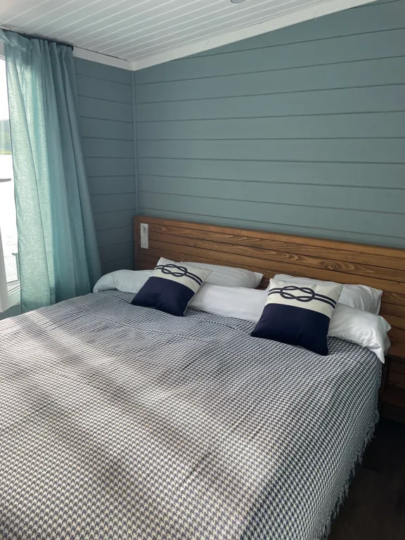 Дом на воде, хаусбот в Карелии