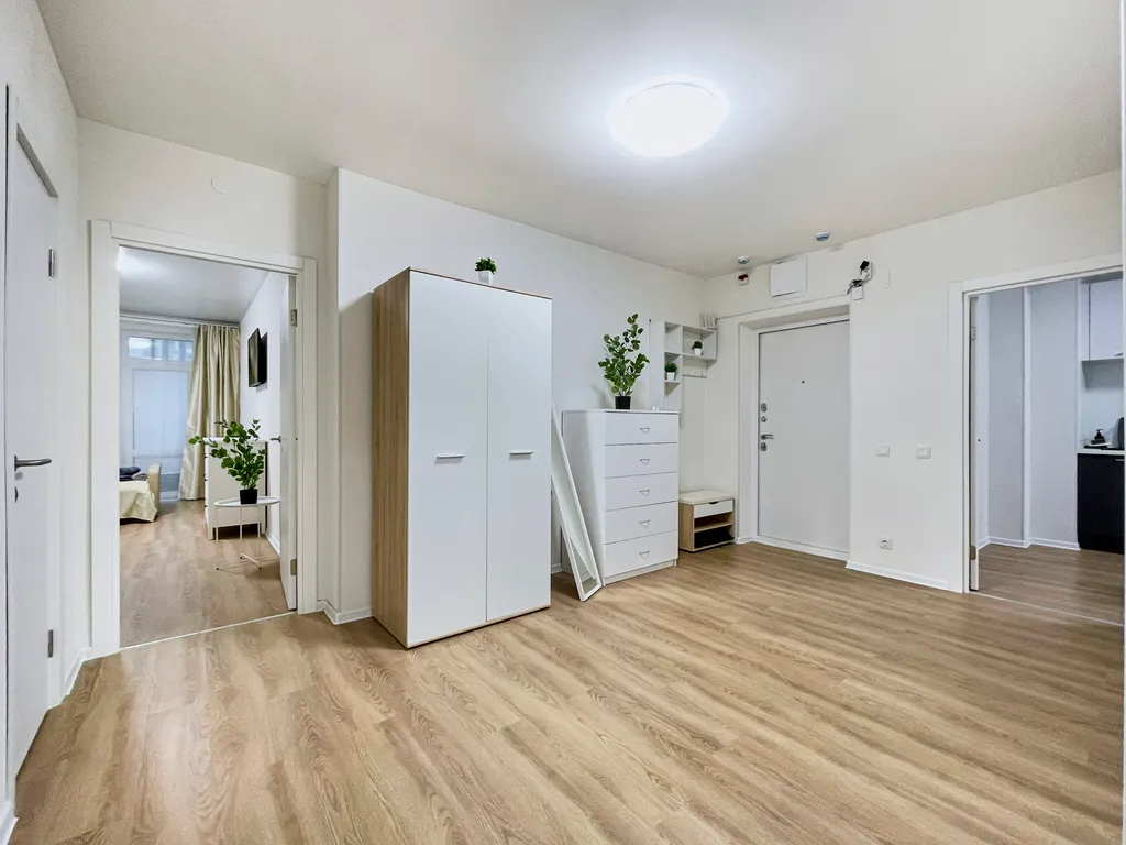 Уютная светлая трешка кухня отдельно, 2 балкона