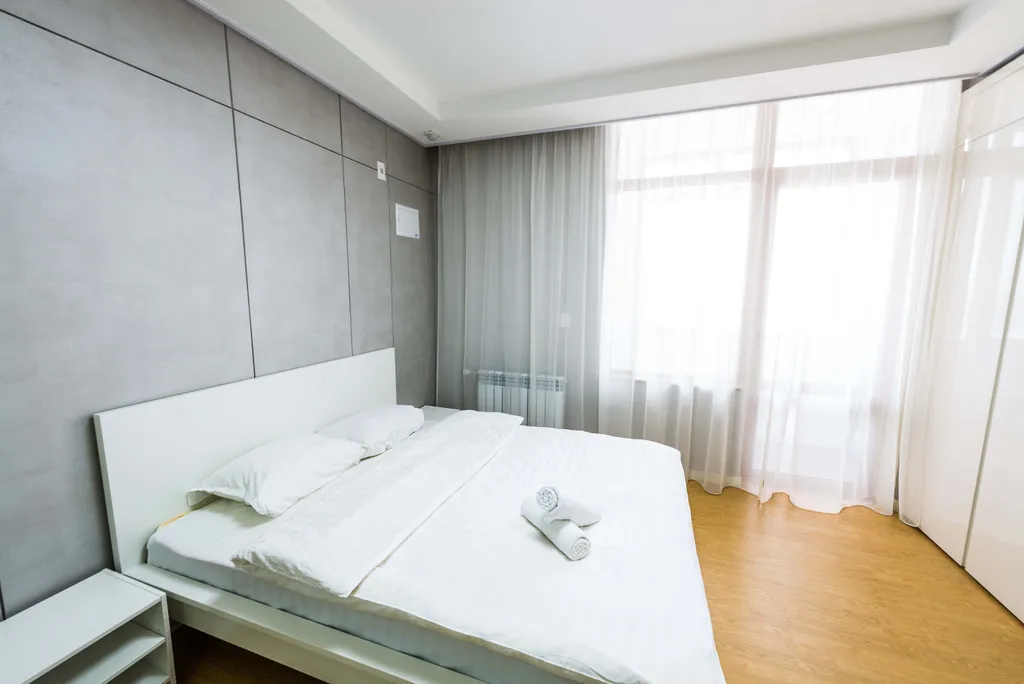 1-ком возле Посольства США от THEADDRESS