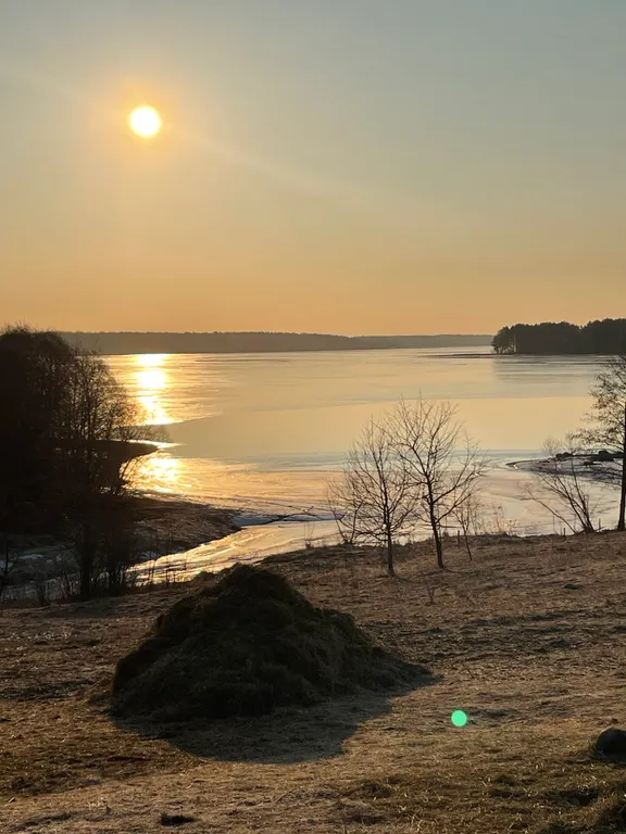 Дом с баней на берегу реки Волга с большой территорией