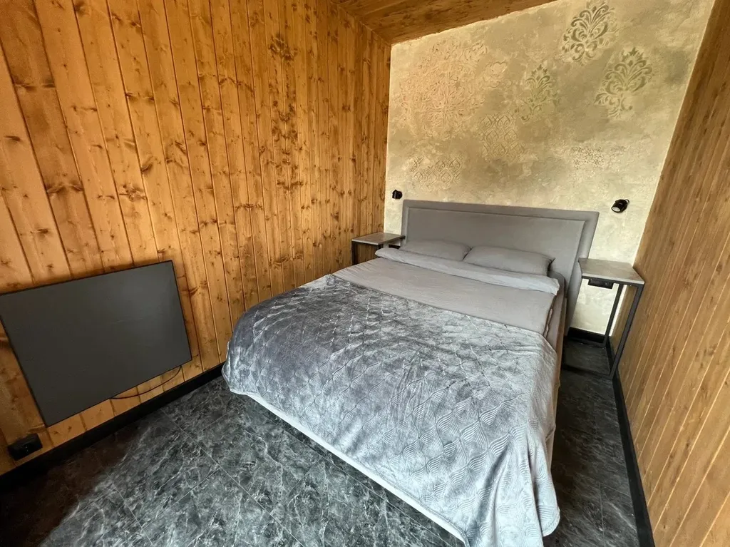 Домик в лесу с террасой и панорамными окнами для 2-4 гостей