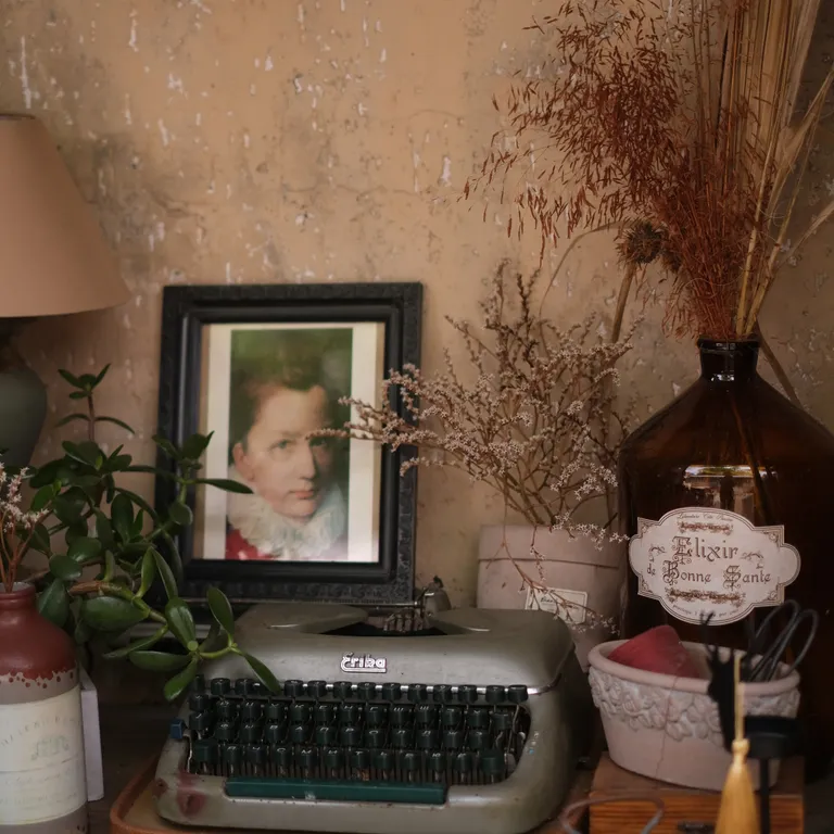 Старинный дом с двориком в центре