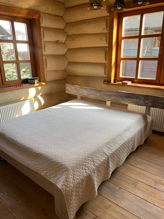 Деревянный коттедж из рубленого соснового бревна