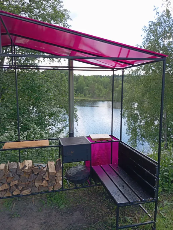 Деревянный дом, на берегу меличуярви, на краю леса в карельском селе