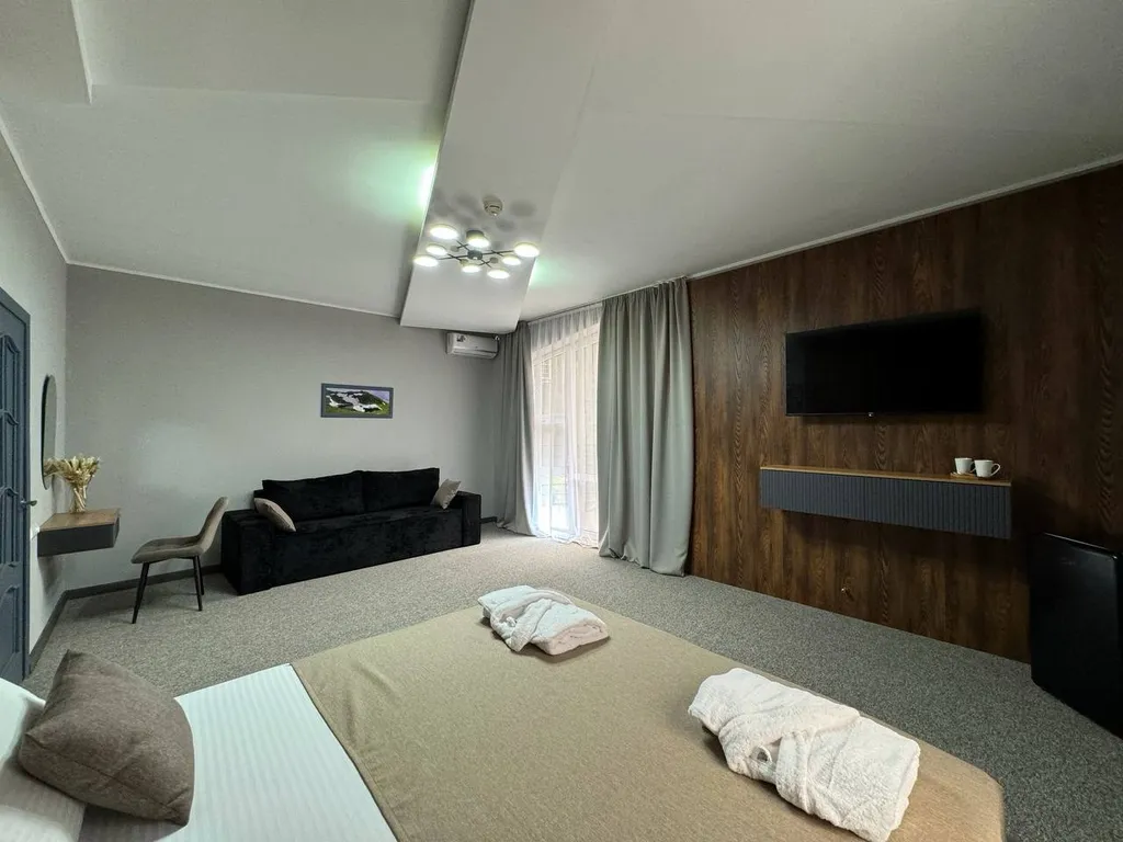 Люкс с балконом и видом на горы и лес