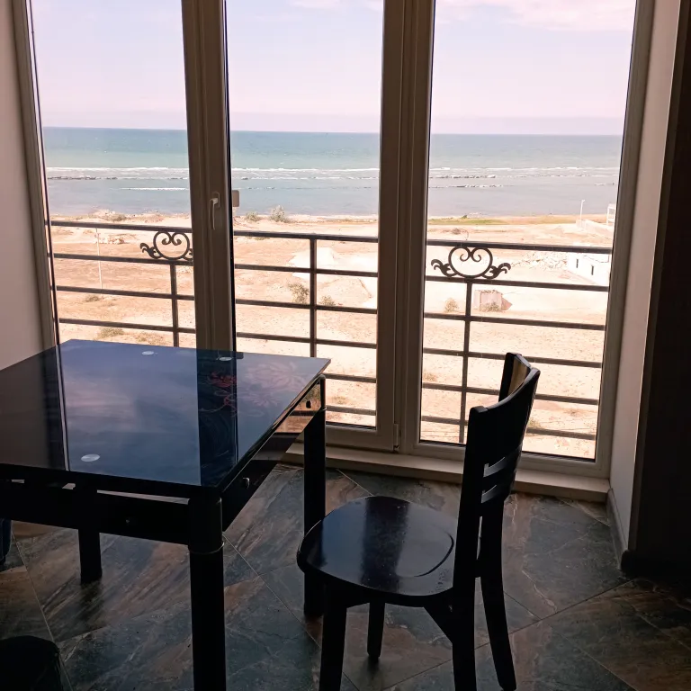 Уютная квартира-студия с панорамными окнами и видом на море