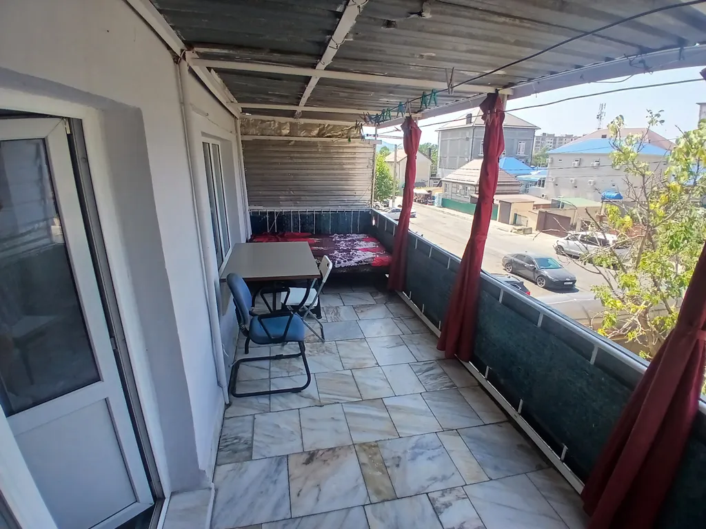 Двухкомнатная квартира в самом центре Кабардинки с большим балконом