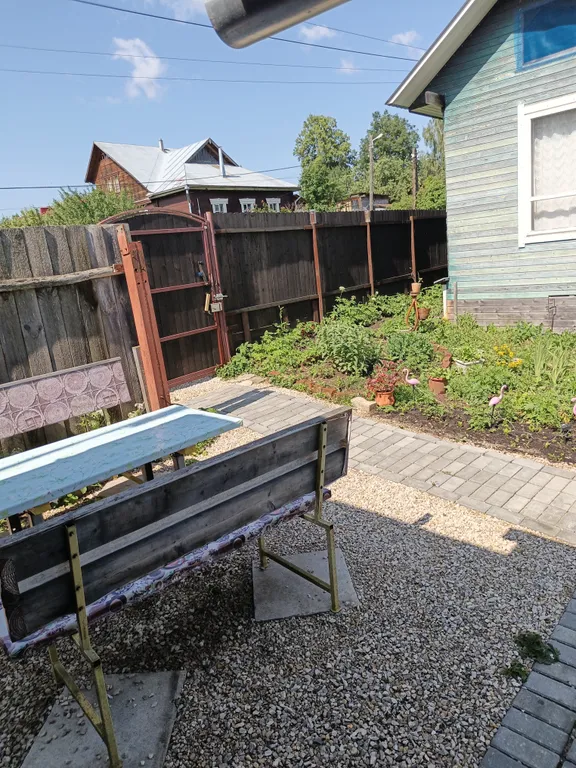 Деревенская изба на тихой улочке